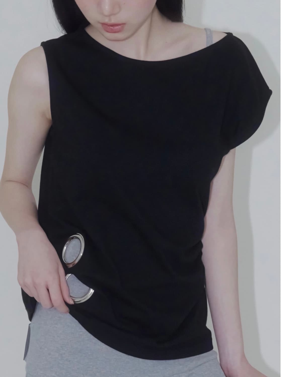 EYELET LOOSE SLEEVELESS (BLACK)  상품이미지3