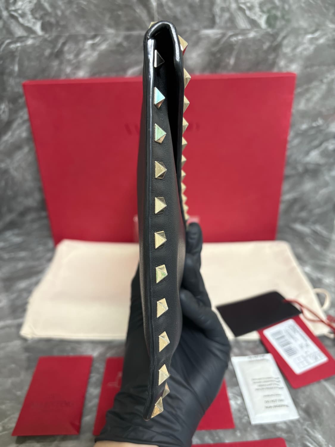 발렌티노 락스터드 카프스킨 엔벨로프 클러치 상품이미지5