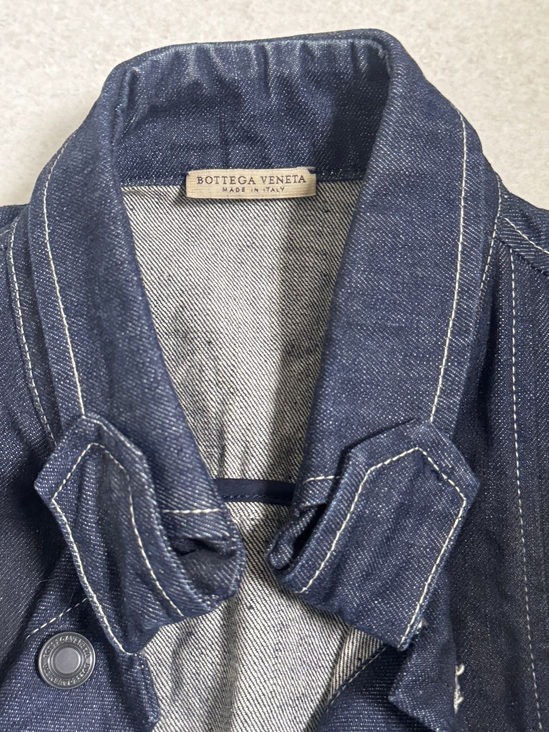 보테가베네타 슬림핏 왁스 코팅 데님 자켓 48 상품이미지4