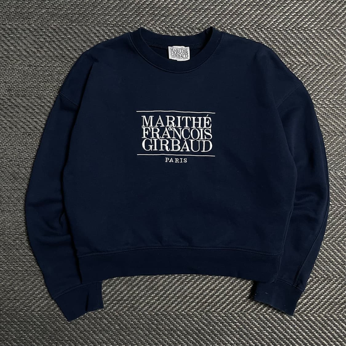 마리떼 프랑소와 저버 자수 빅로고 크롭 맨투맨 네이비y 5383 상품이미지2