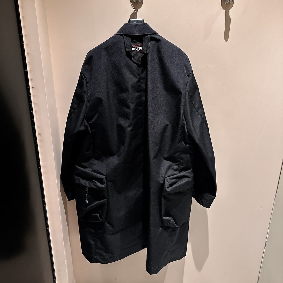 언더커버 X 이스트팩 남성 블랙 나일론 코트 70% 상품이미지3