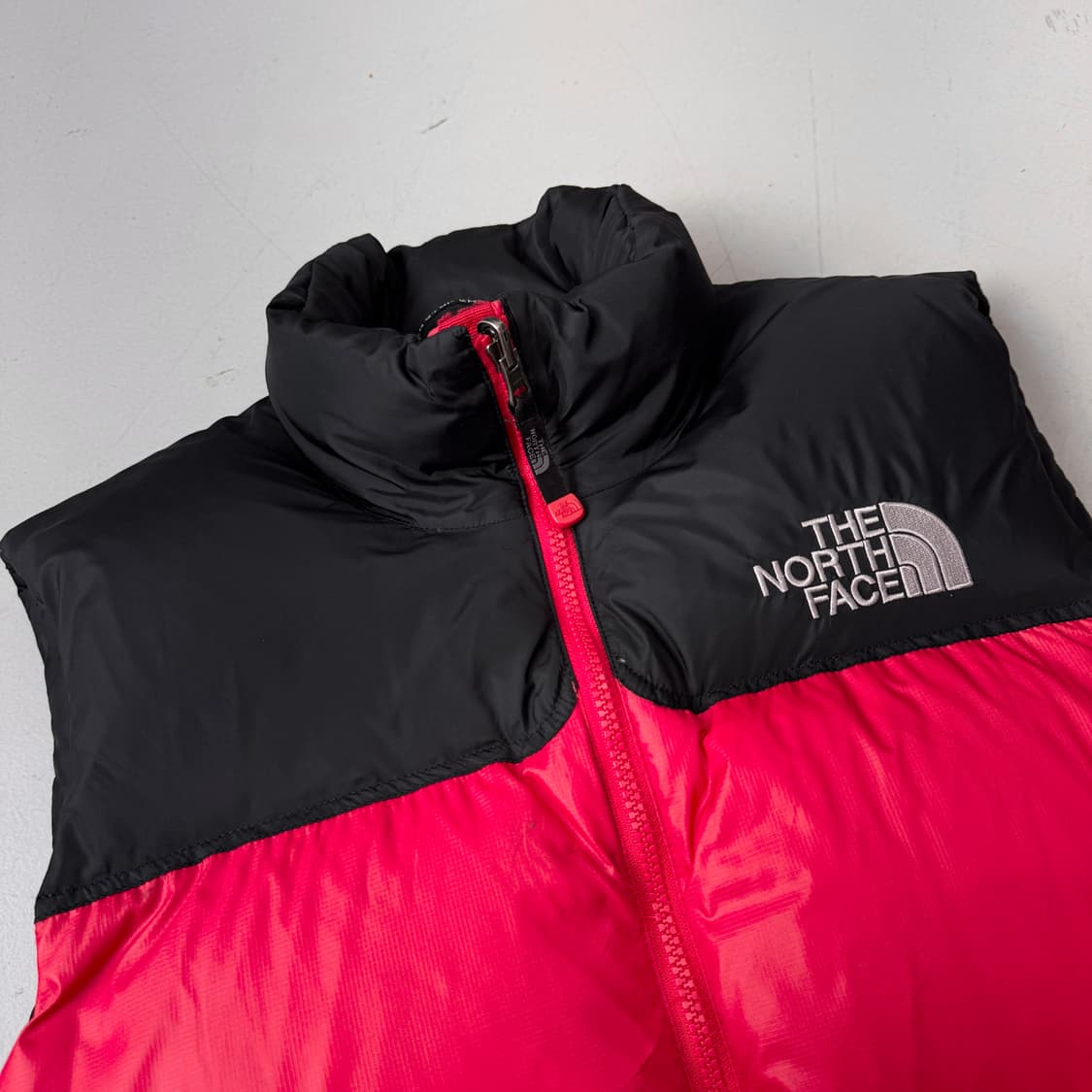 노스페이스 700 눕시 구스다운 조끼패딩 레드 상품이미지3