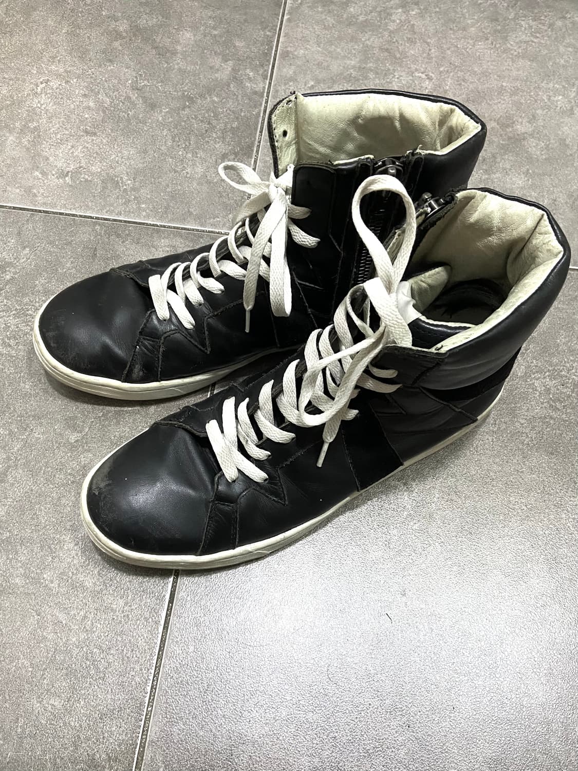 어태치먼트 레더 하이탑 사이드 지퍼 스니커즈 상품이미지3