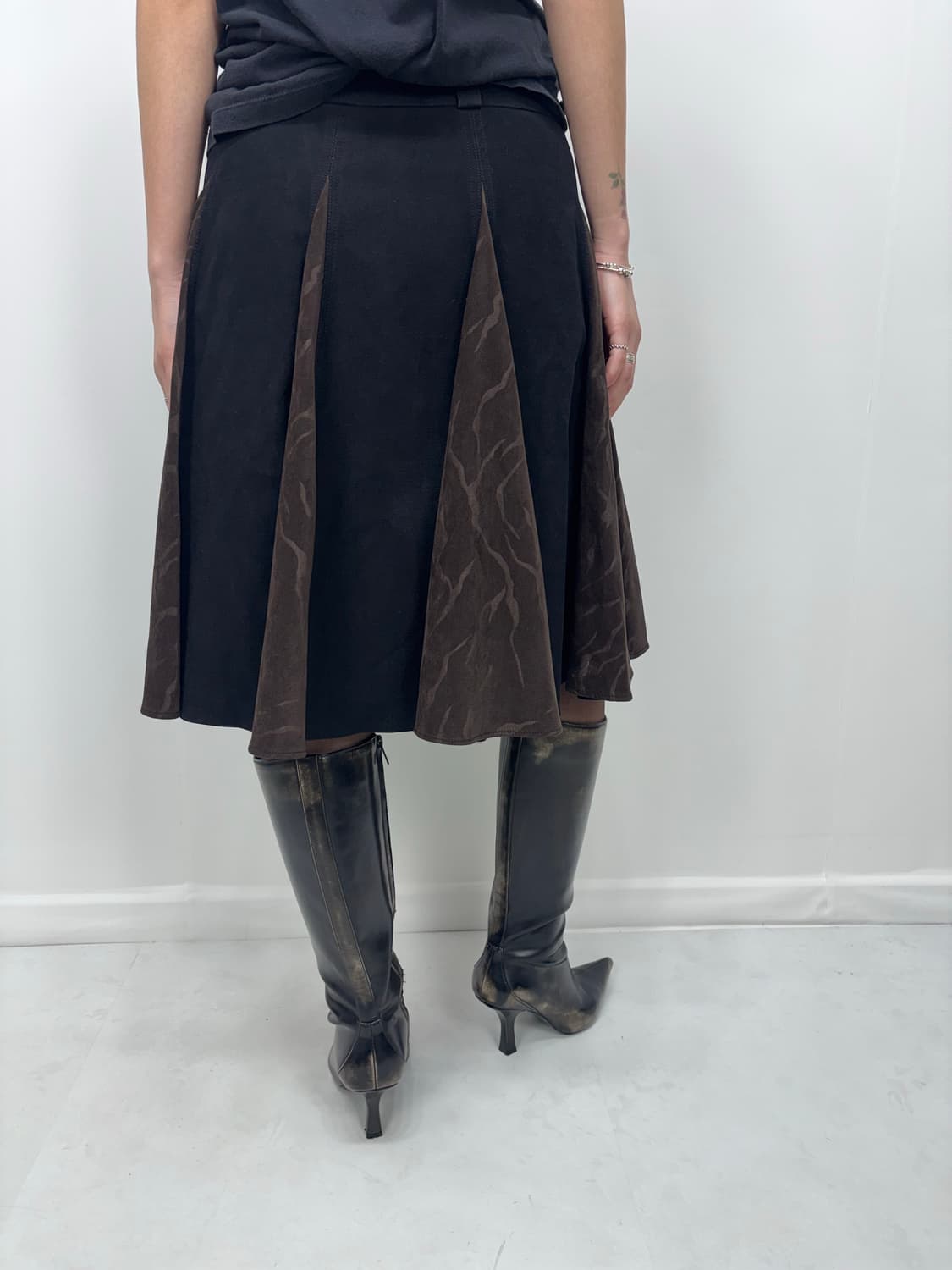 ROSE CHARM SUEDE PLEATS SKIRT 상품이미지2