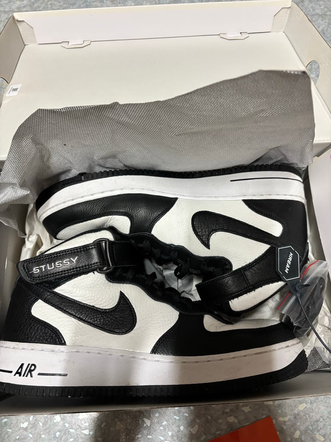 나이키 스투시 에어포스1 미드sp 블랙 앤 라이트 본 상품이미지1