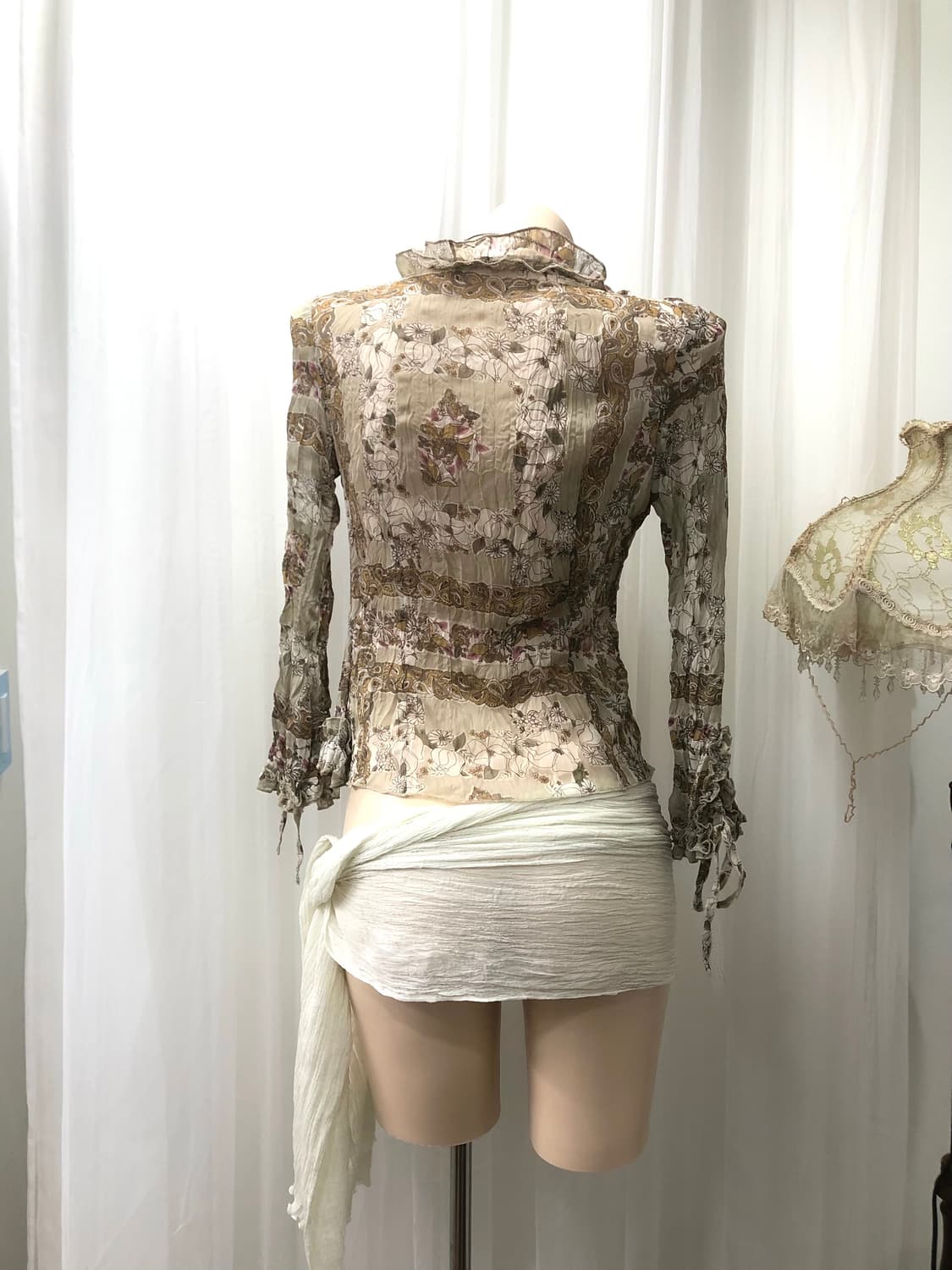 beige asymmetric frill floral blouse  상품이미지4