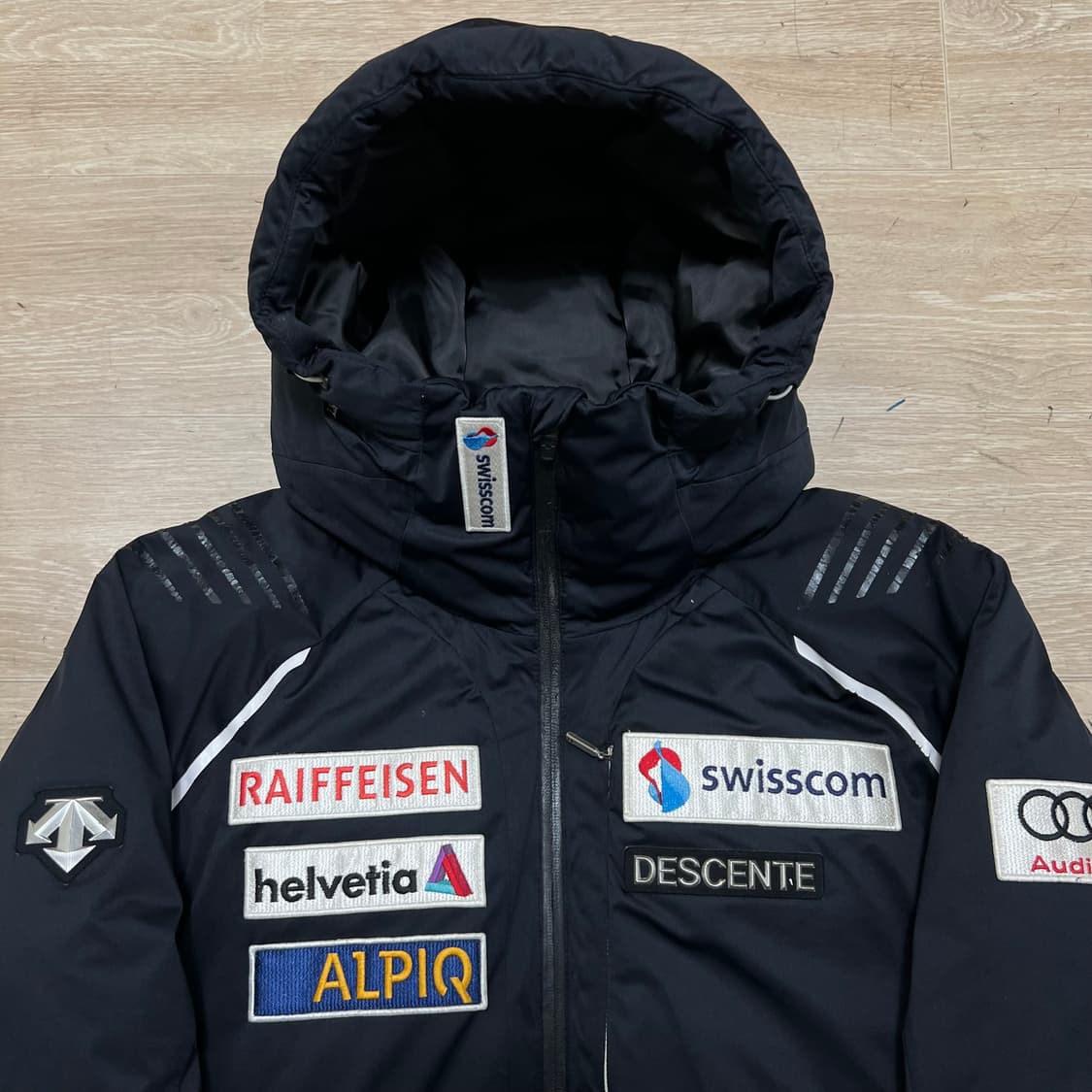 데상트 아우디 덕다운 스폰서패치 스키패딩 점퍼 [블랙] L/100 상품이미지2