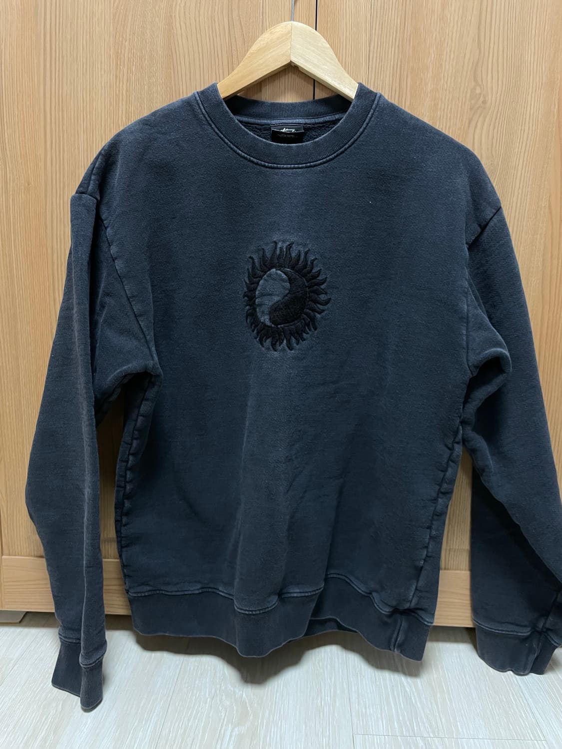 스투시 x 아워레가시 썬 피그먼트 다이드 맨투맨 블랙 s 상품이미지4