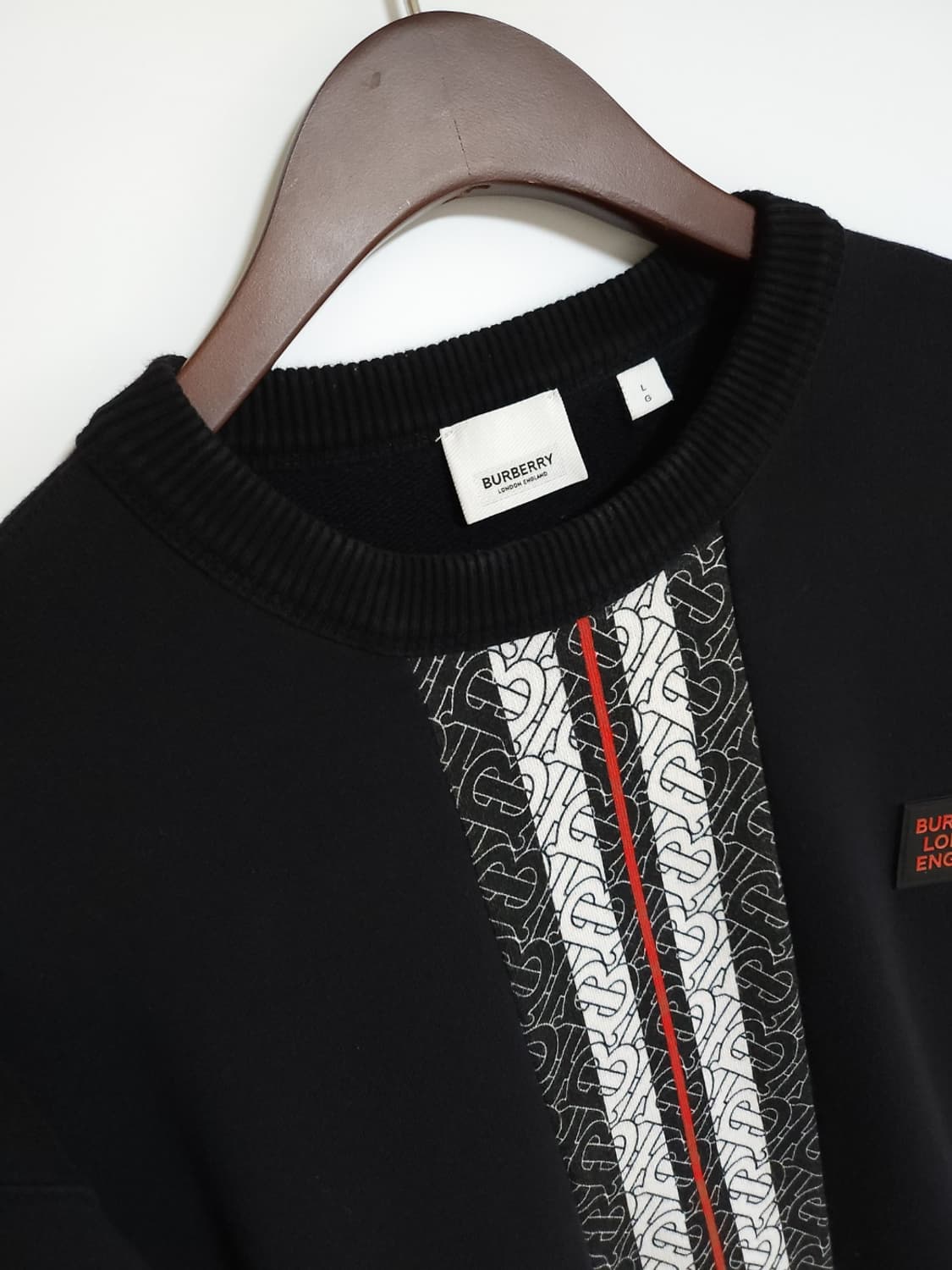 [L] 버버리 블랙 로고 TB 모노그램 맨투맨 8026939 상품이미지2