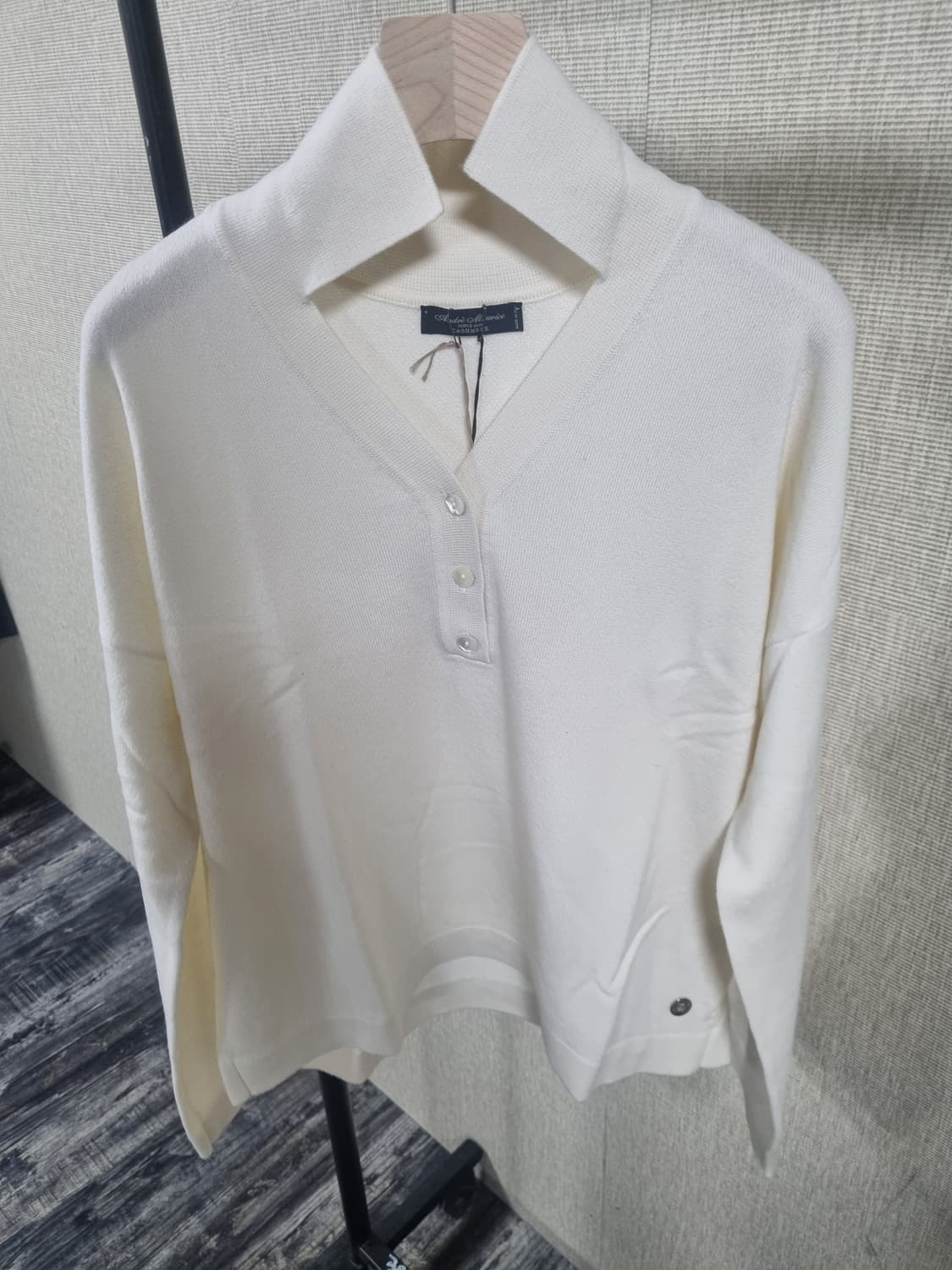 이태리 명품 브랜드 안드레모리스
캐시미어100% 아이보리 카라 니트 상품이미지1