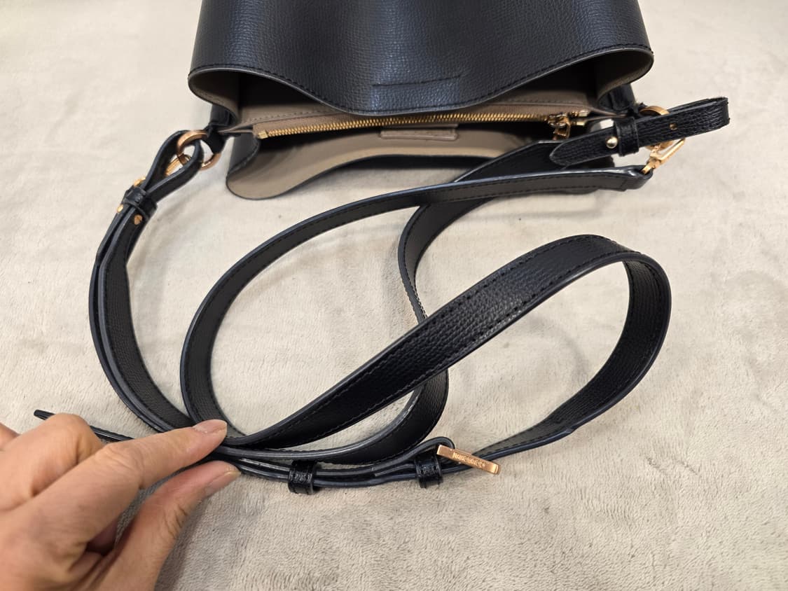 쿠론 블랙 가죽 숄더백 겸 크로스백 상품이미지6