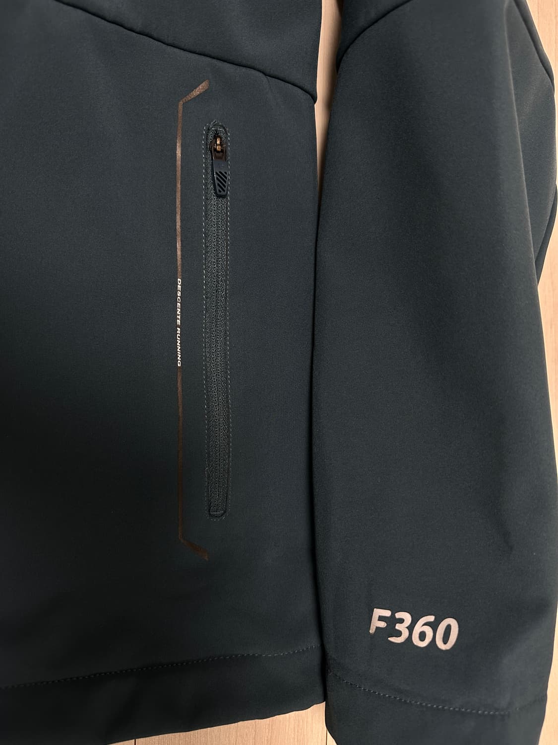 데상트 러닝 집업 후드 기능성 스포츠 자켓 팝니다!  상품이미지3