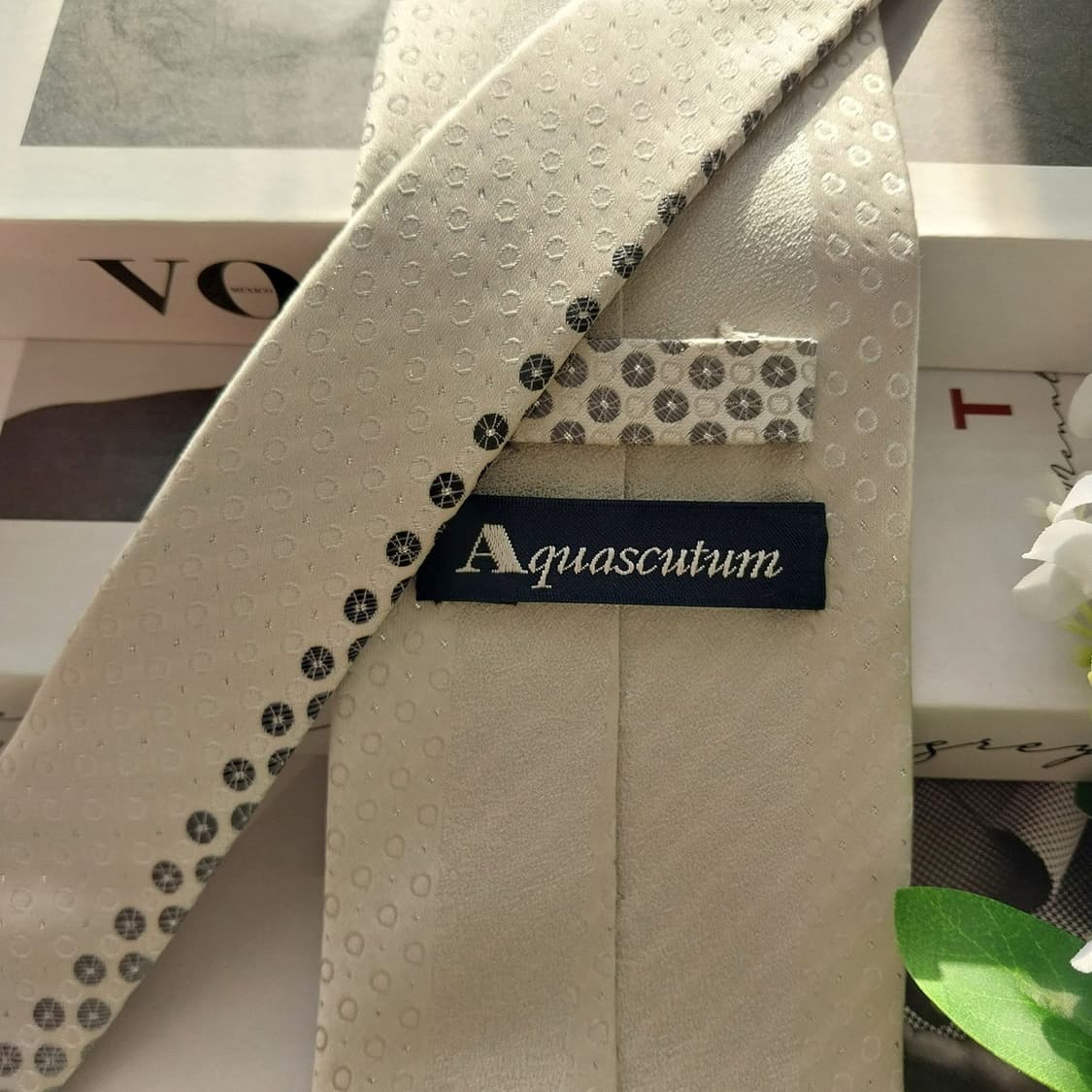 아쿠아스큐텀 실크 라이트실버 패턴 넥타이 9.1cm A+등급 K1719
 상품이미지7