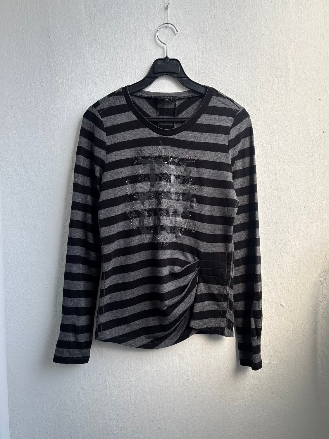 Tomboy Stripe Graphic Long Sleeve 상품이미지1