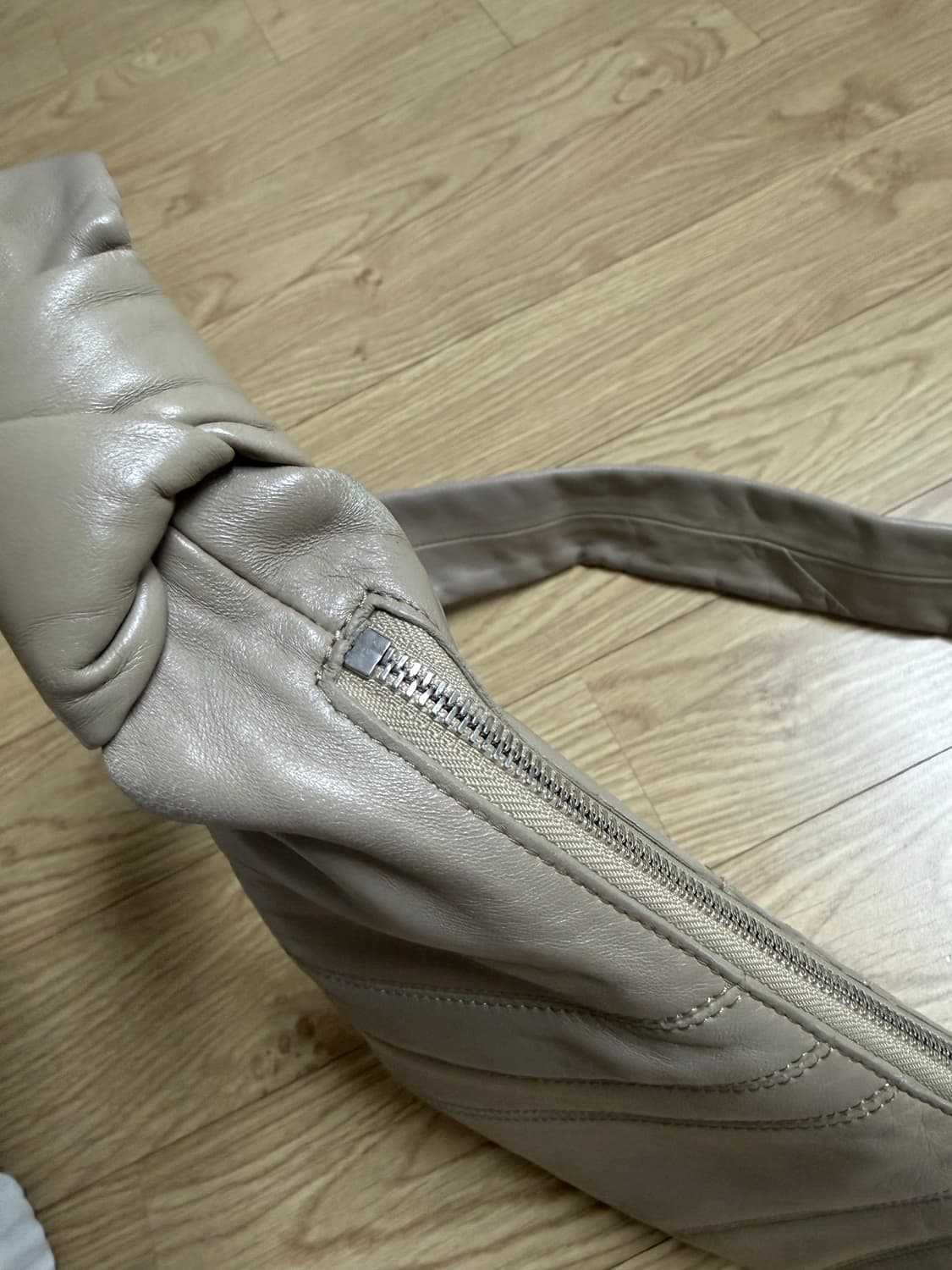 르메르 크루아상백 스몰 샌드스톤 양가죽 상품이미지3