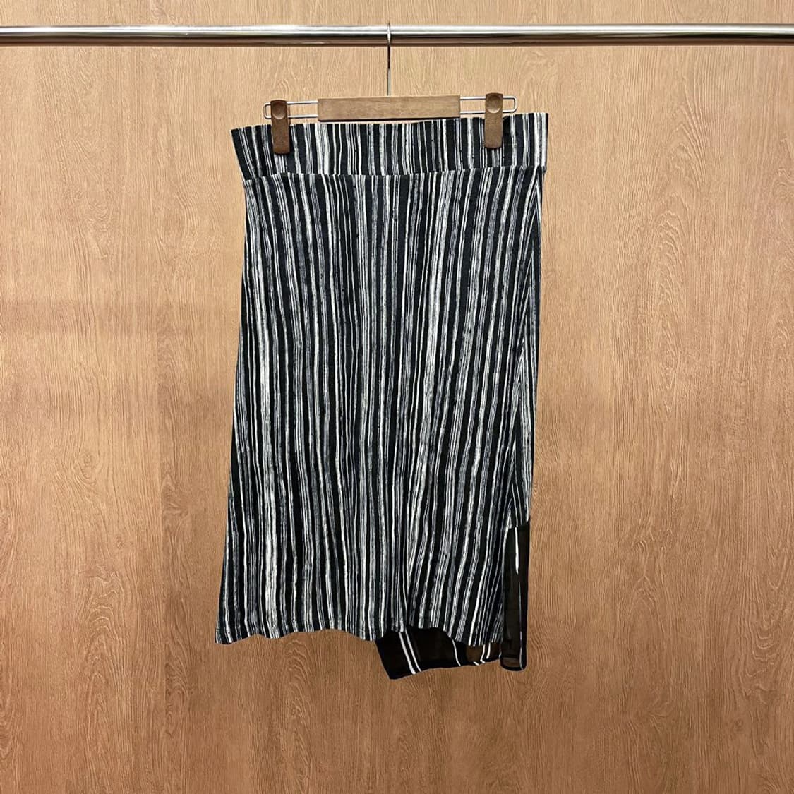 도나카란 뉴욕 미디 스커트 플리츠 믹스 스트라이프 레이어 디테일 블랙 상품이미지3