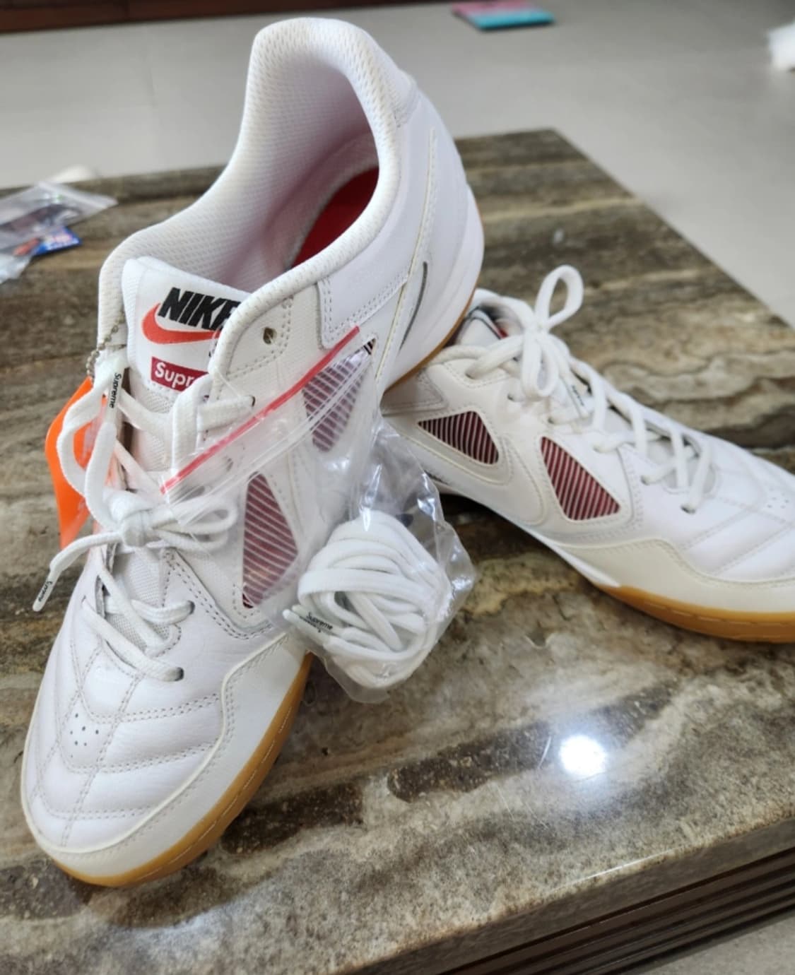 슈프림× 나이키 SB 가토 화이트(US10)280 상품이미지2