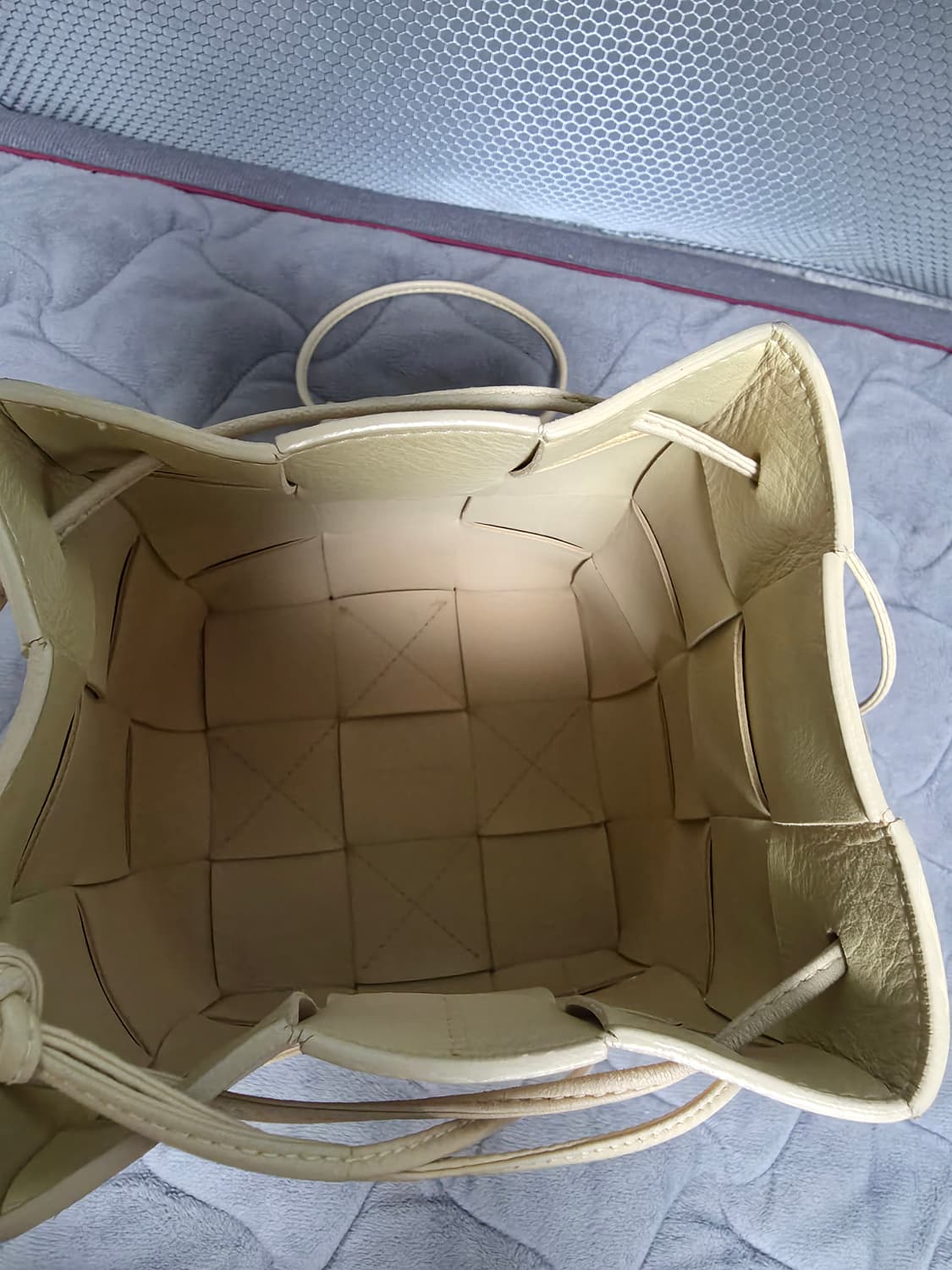 보테가베네타 카세트 버킷백 베이지 (정품 / 사용감 있음 / 단품) 상품이미지2