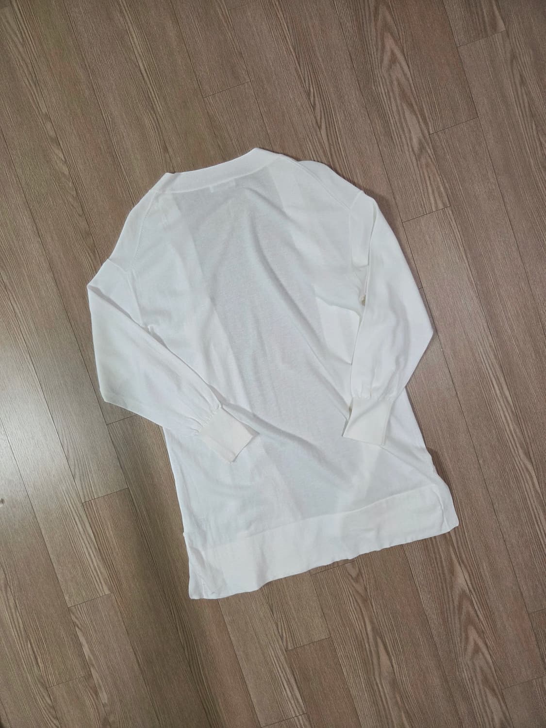 뷰티앤유스 화이트 버튼 리스 롱 카디건 상품이미지4