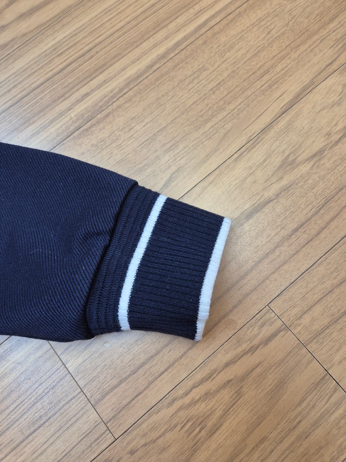 네이비 색상의 GUESS 남성 긴팔 티셔츠입니다. XL 사이즈이고, 95 상품이미지3