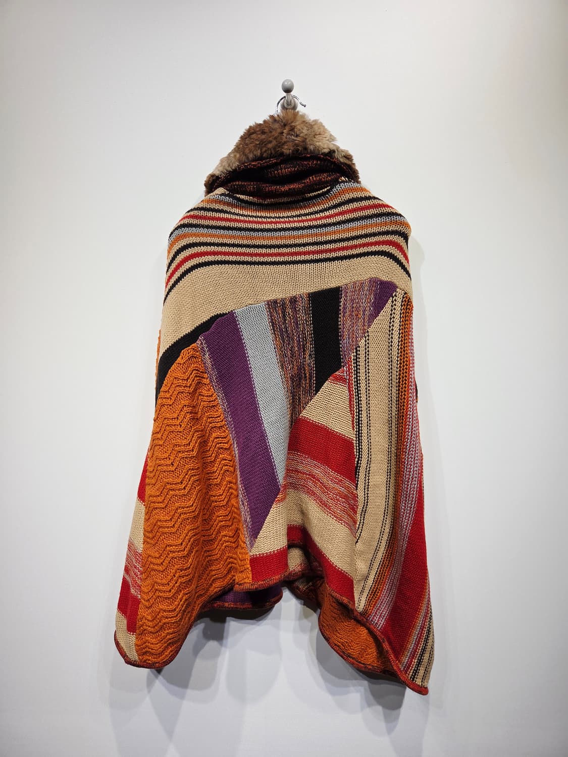 써스데이 아일랜드 에스닉 니트 퍼 케이프_90 상품이미지8