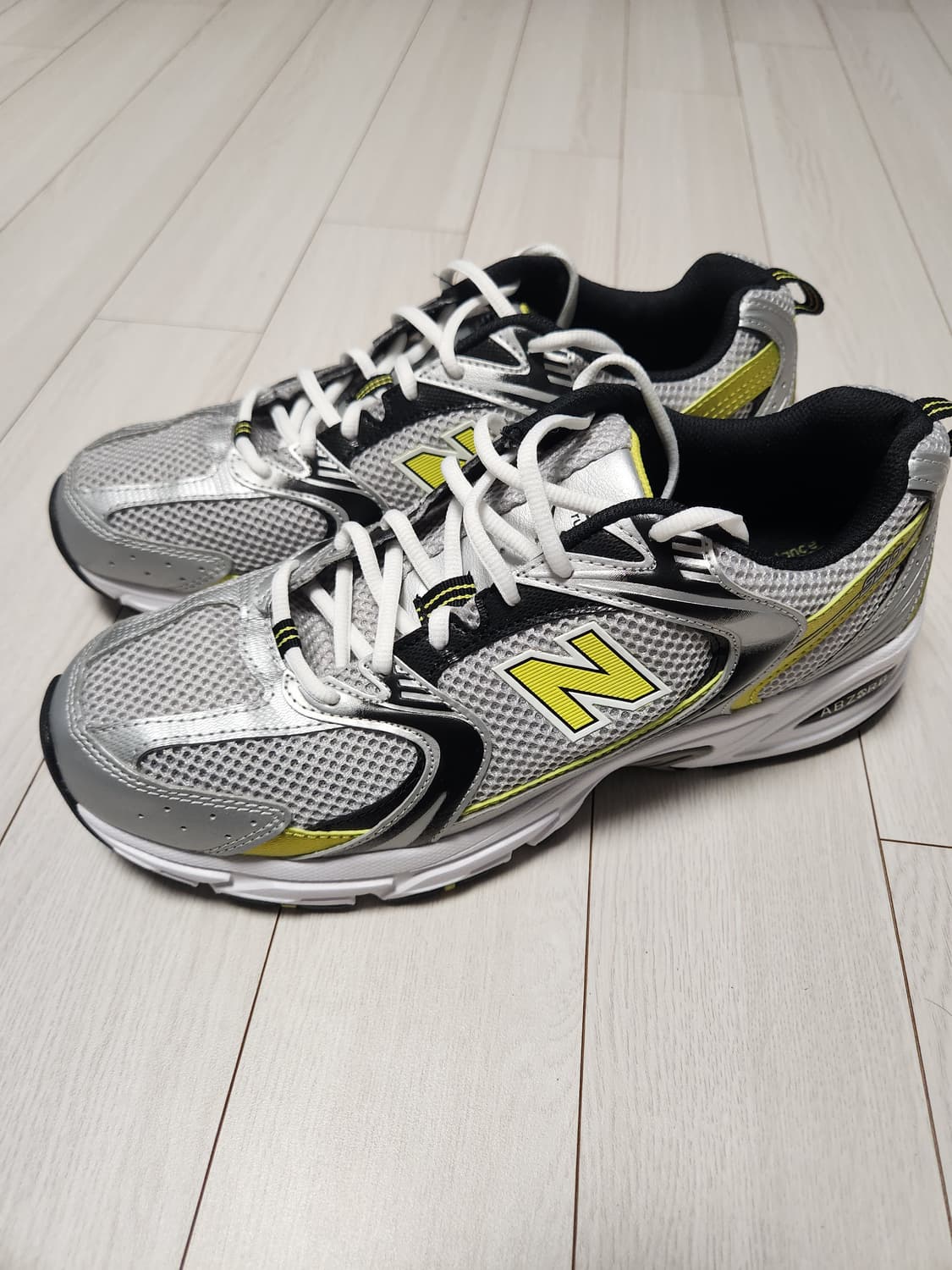 뉴발란스 530 실버 옐로우 운동화 사이즈275

거의 새거오염 하자없이 상품이미지1