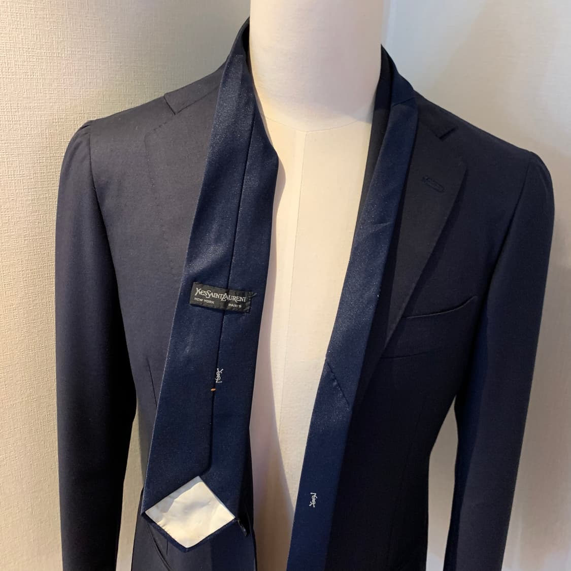 입생로랑(YSL) 심플로고 다크네이비 단색 명품넥타이 100폴리 8cm 상품이미지2