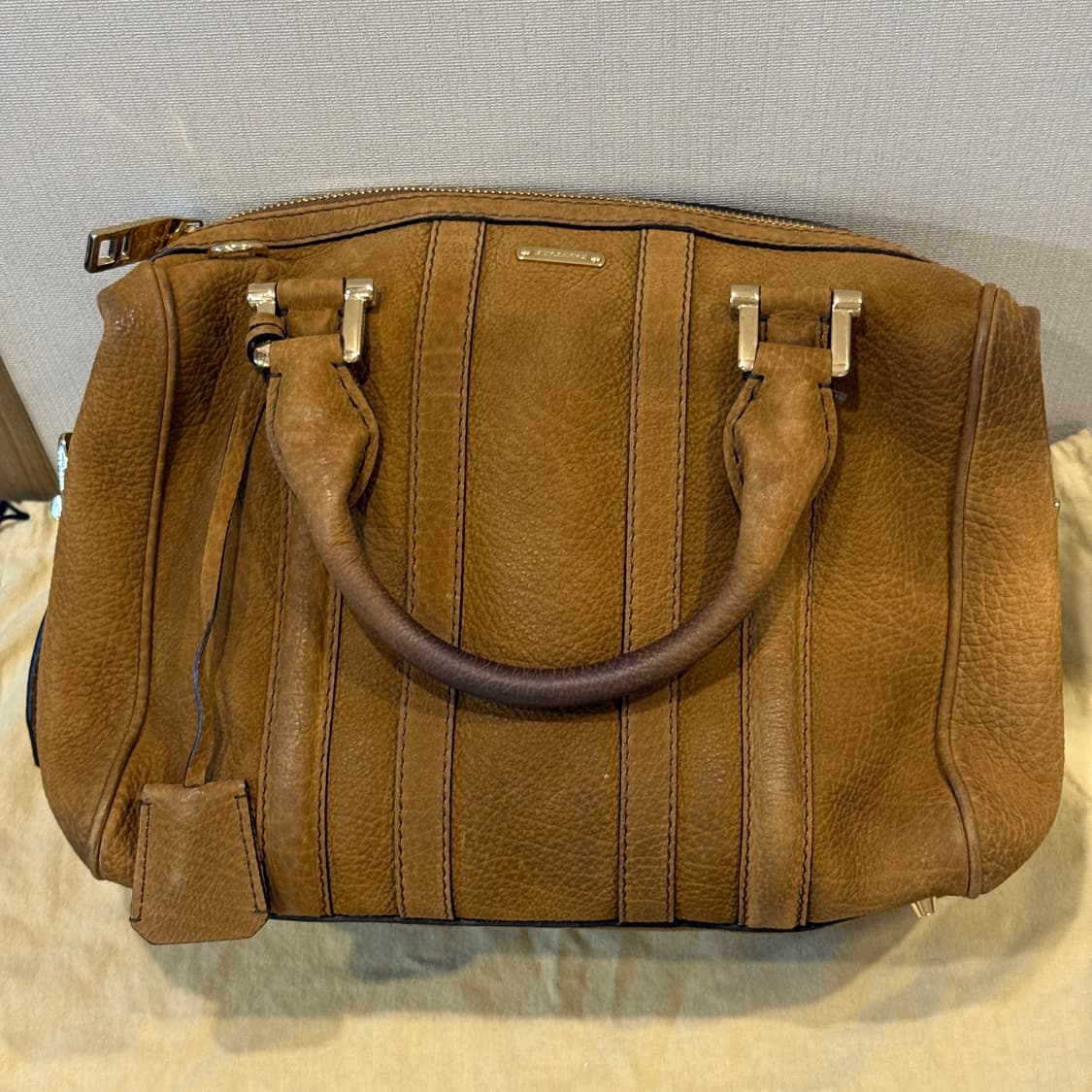 버버리 금장 로고 토트백 상품이미지1