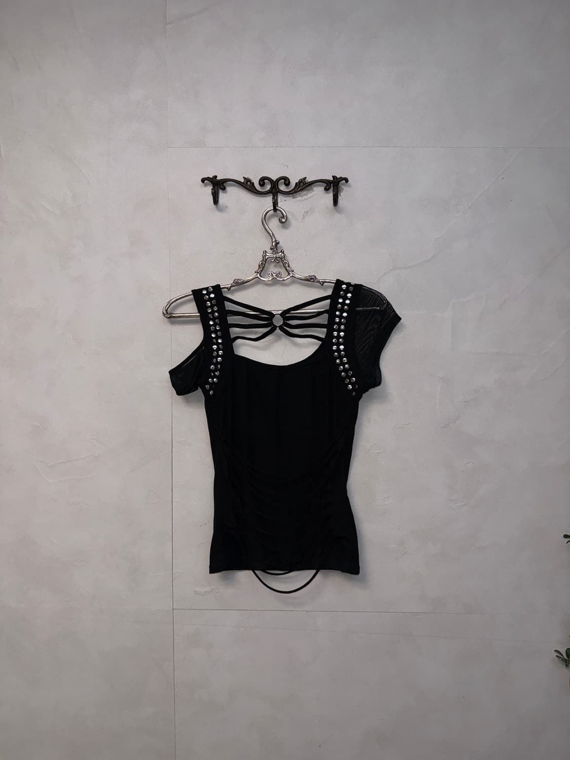 Black unbal shoulder back detail half t 상품이미지4