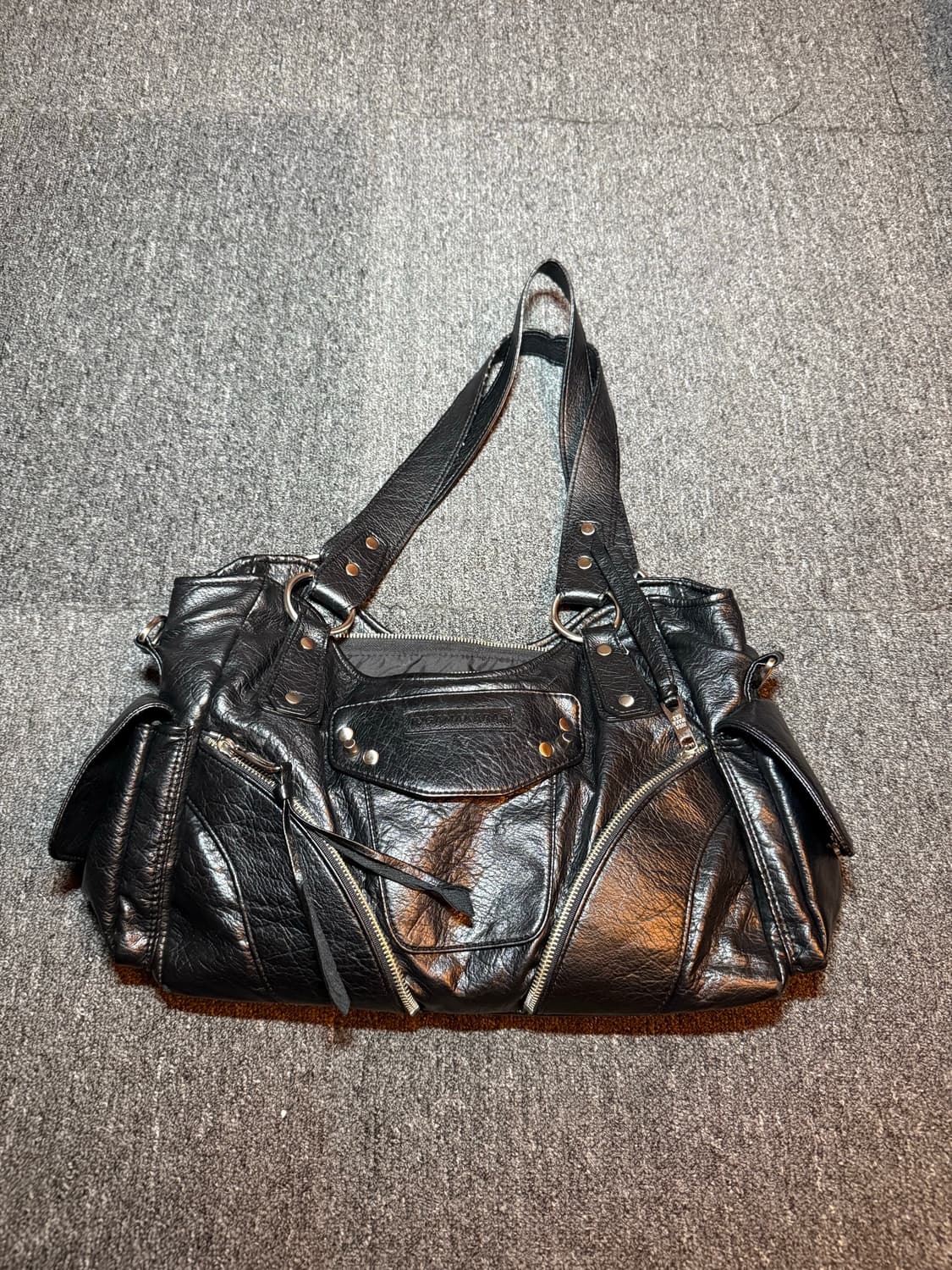 이우가마카라스 스터드레더 숄더백 / 블랙 상품이미지4