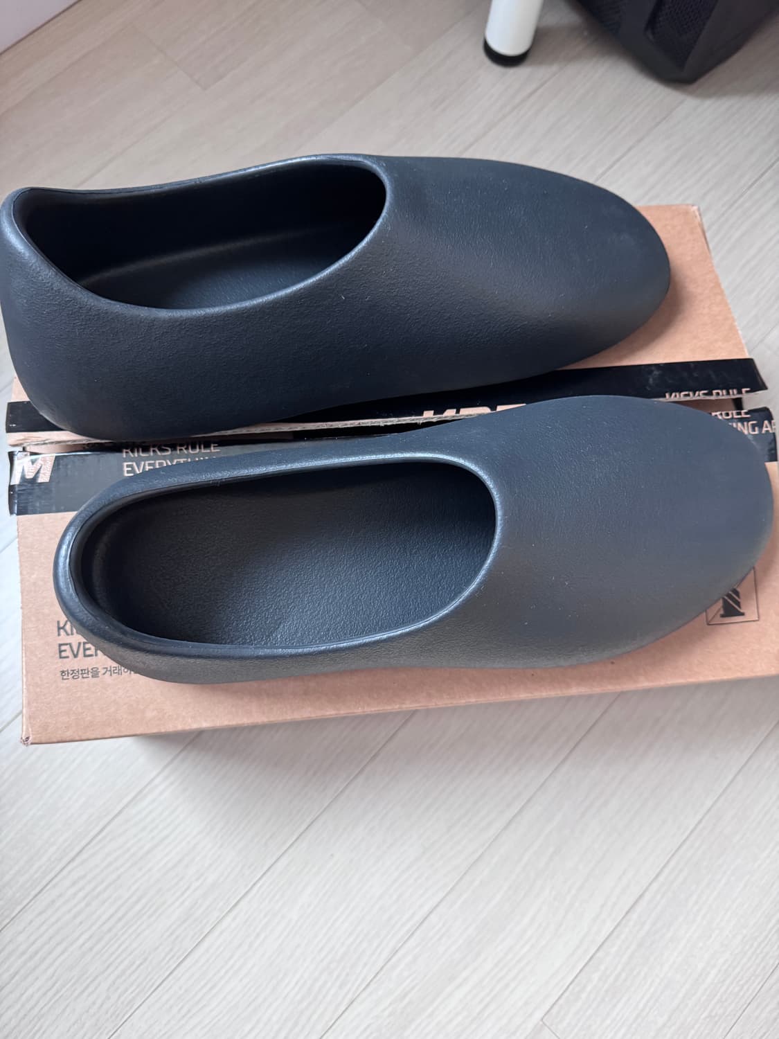 Yeezy SL-01 새상품 상품이미지1