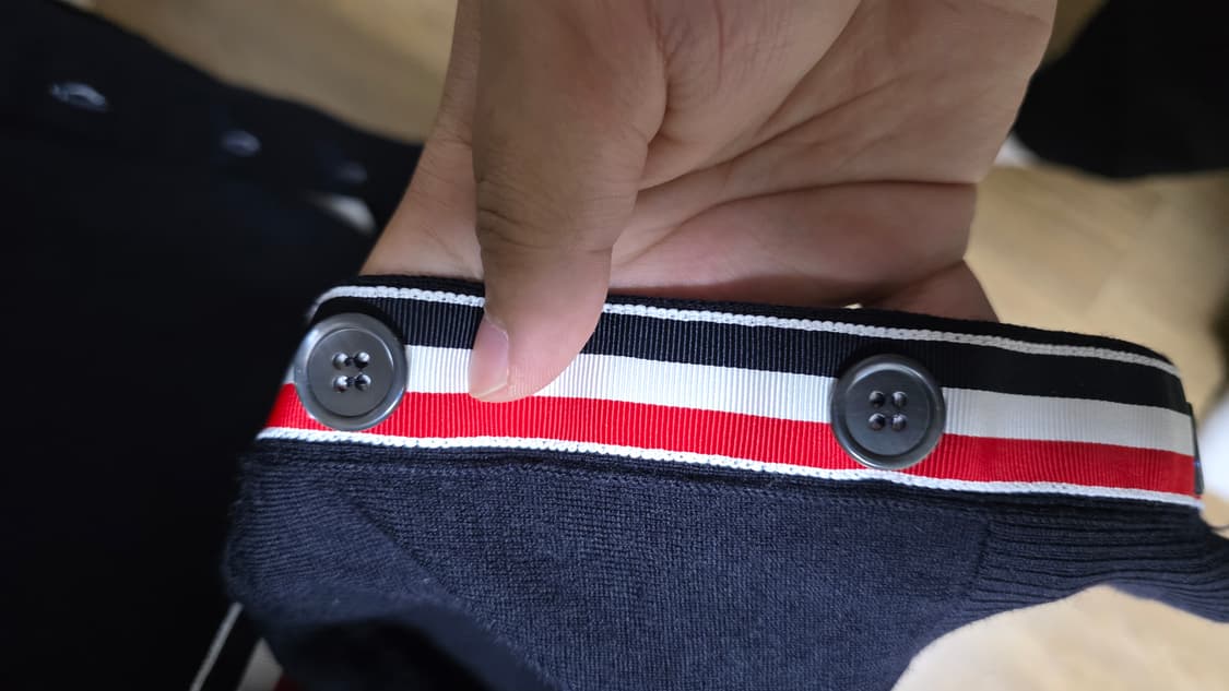 [3,새상품급]24ss 톰브라운 RWB 삼선 가디건 네이비 상품이미지9