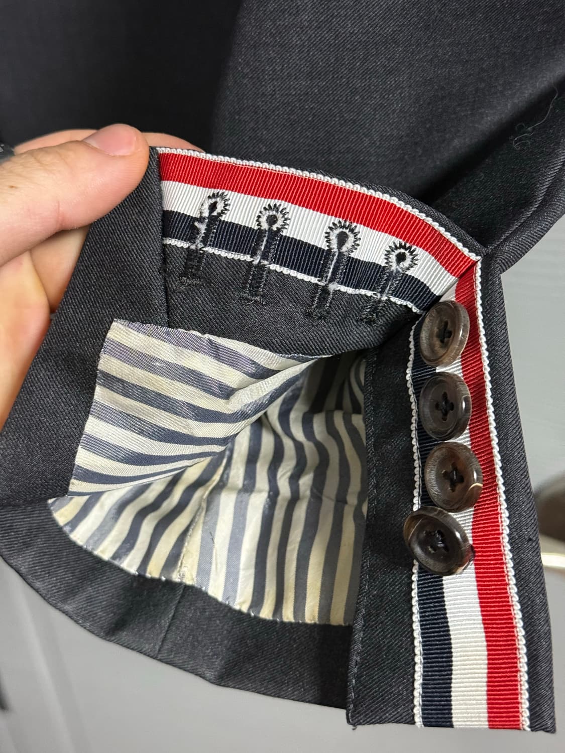 톰브라운 하이암홀 다크그레이 수트 2사이즈 상품이미지4