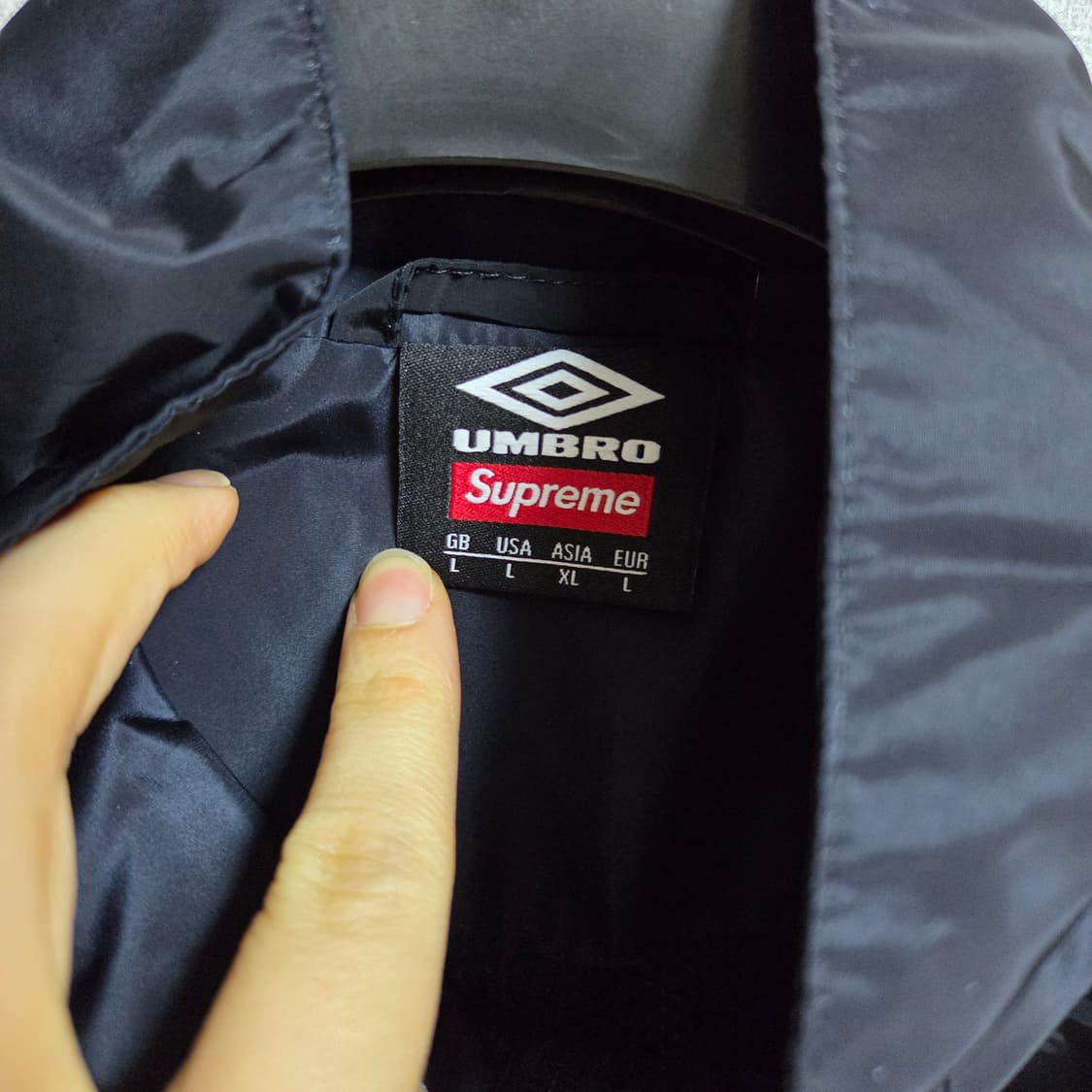 슈프림 x 엄브로 그라디언트 트랙 자켓 블랙 L사이즈 새상품 상품이미지4