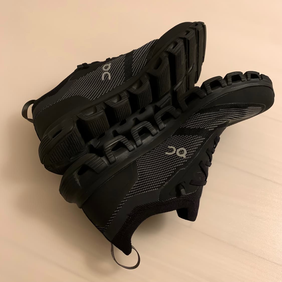 온 러닝 클라우드 6 벌사 블랙 런닝화 상품이미지3