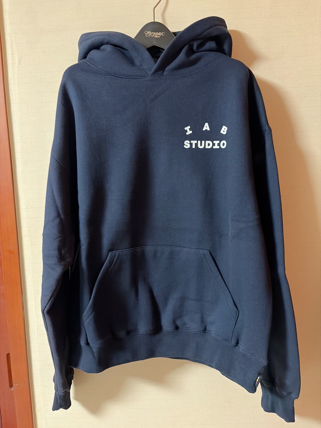 IAB studio 아이앱 스튜디오 21SS 후드티 네이비 판매합니다. 상품이미지1