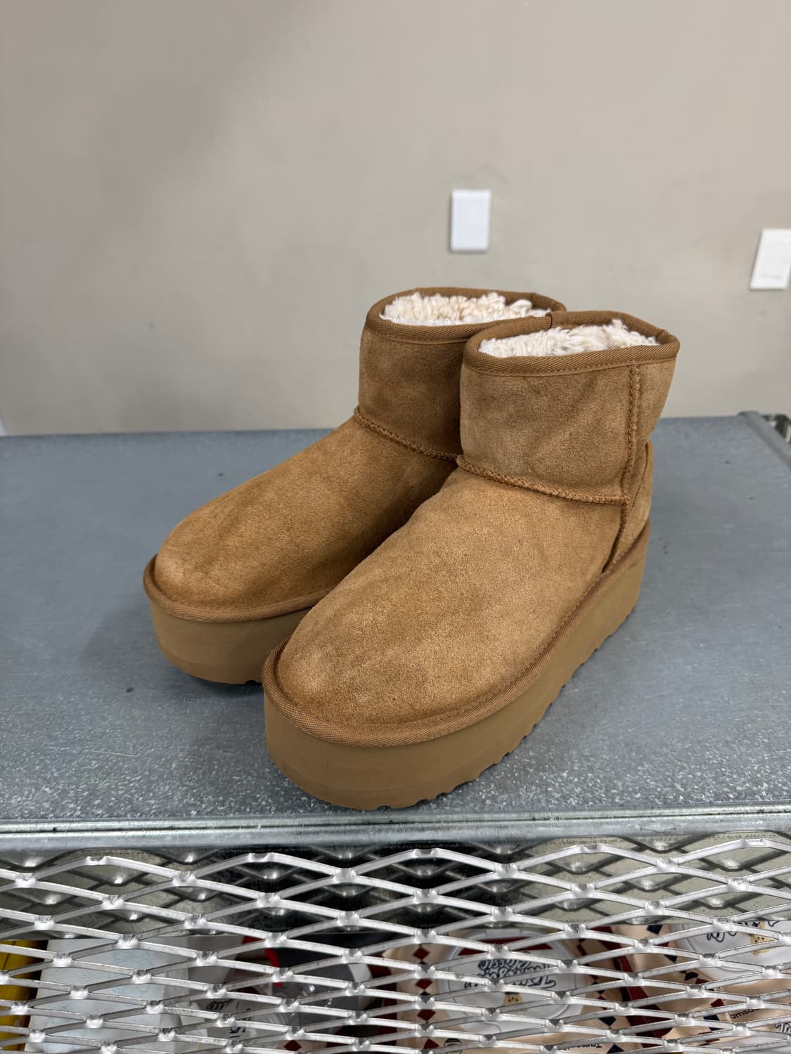 어그 클래식 플랫폼 미니 240 상품이미지2