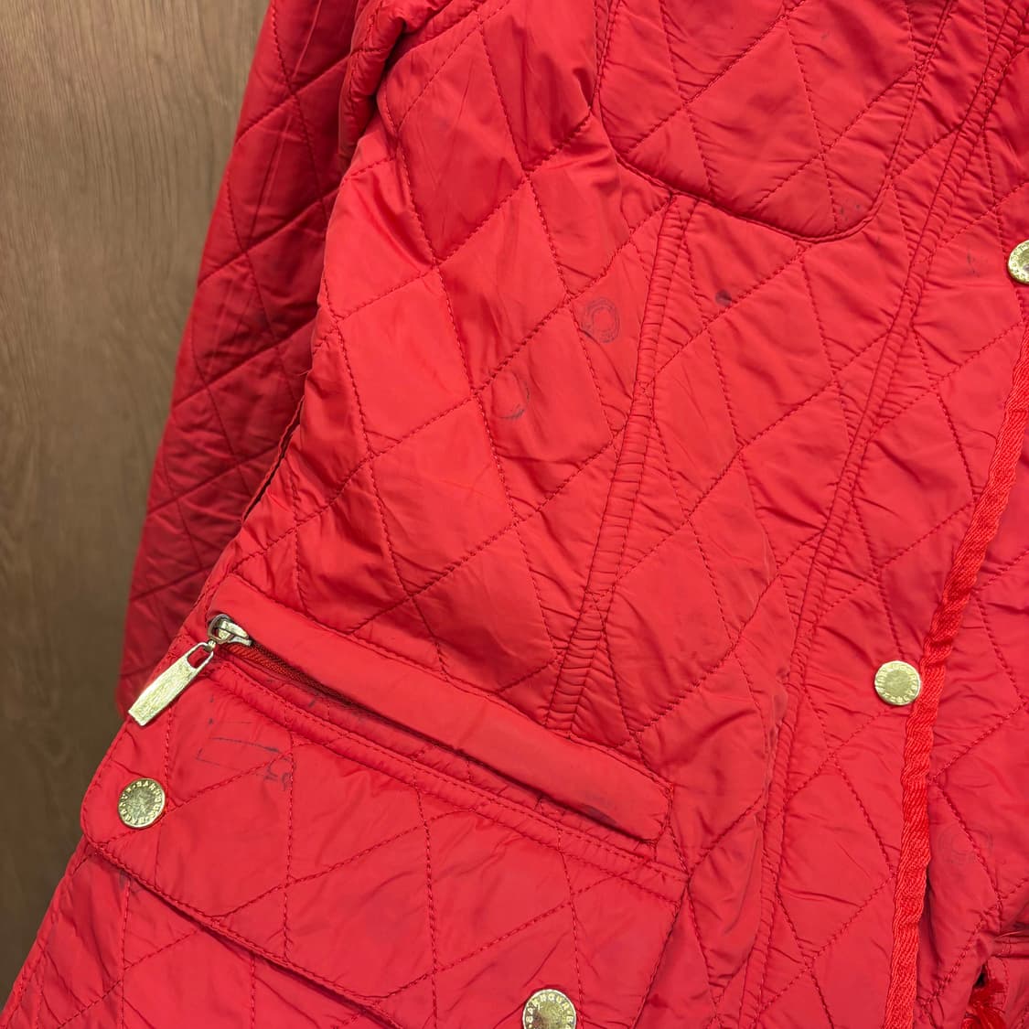 바버 하이넥 퀄팅 자켓 골드 스냅 버튼 플랩 포켓 로고 패치 디테일 레드 상품이미지9