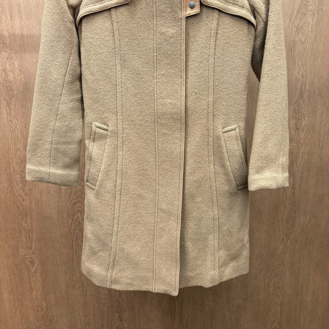 버버리 블루 라벨 카라넥 코트 배색 스냅 플랩 디테일 레귤러핏 베이지 상품이미지5