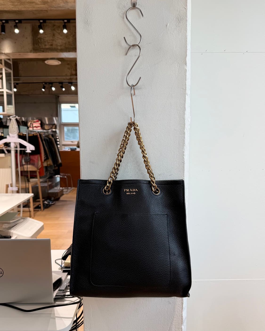 프라다 비텔로 다이노 레더 체인 토트백 상품이미지2