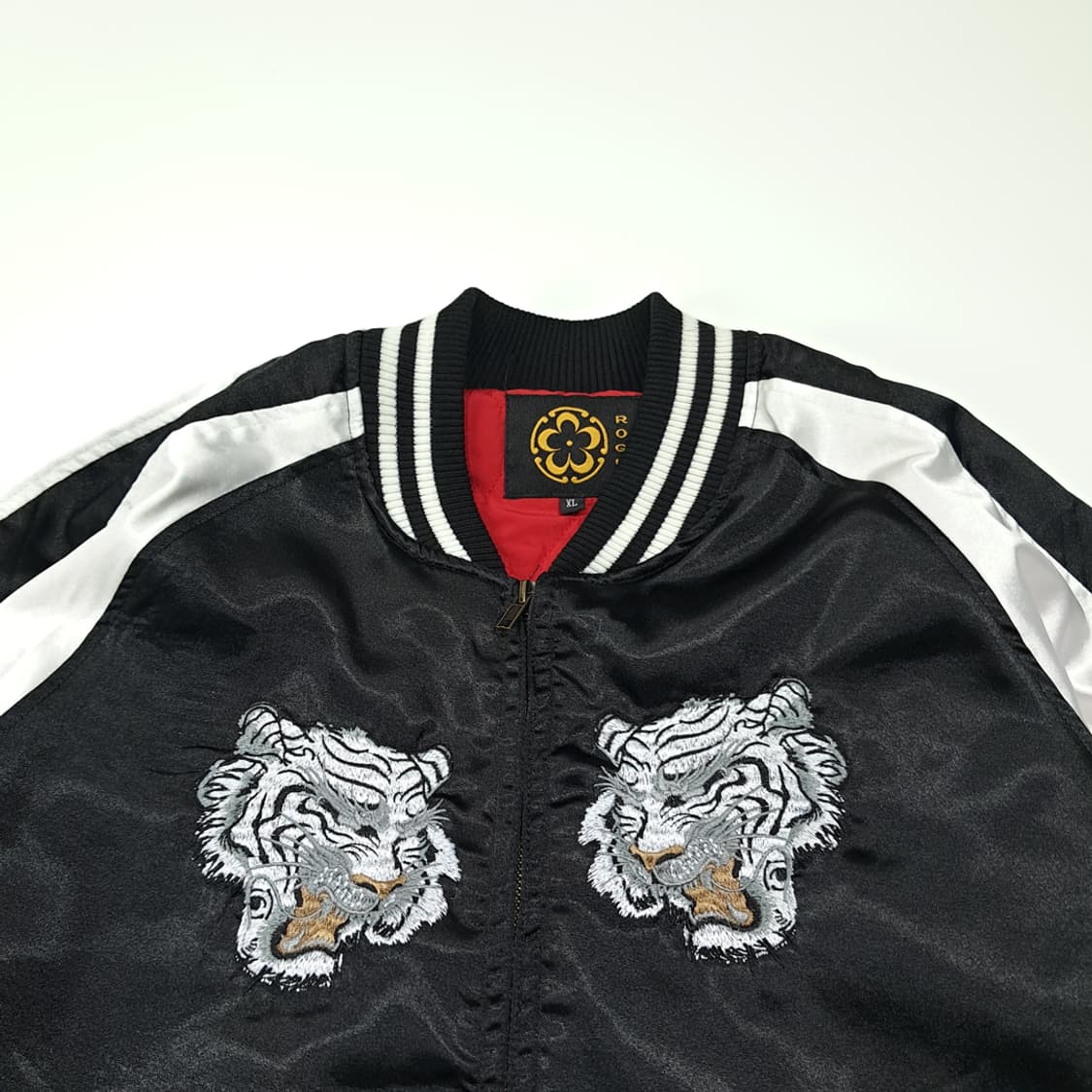 CL555 XL 로그 00s 새틴 블랙 화이트 백호 스카잔 자켓 상품이미지2