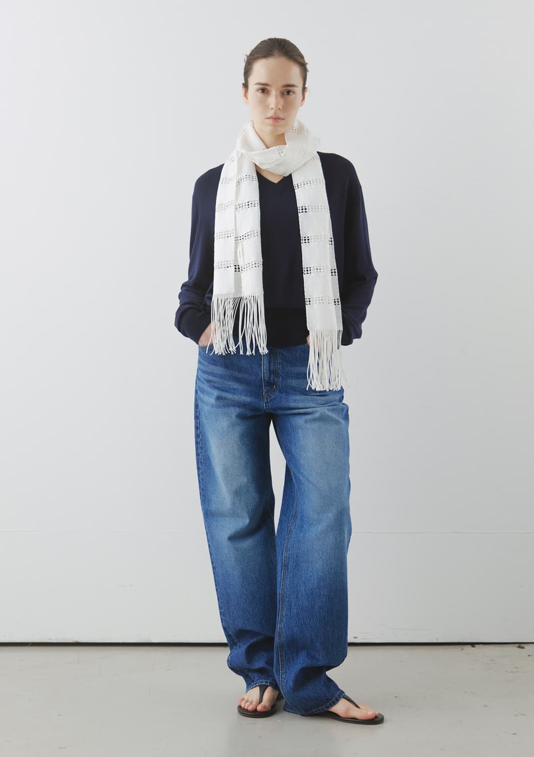 문달 Fringe Scarf in White 상품이미지1