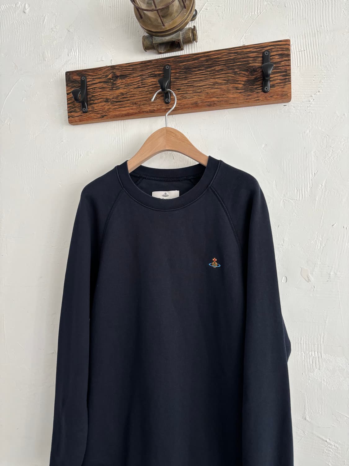 Vivienne Westwood 비비안웨스트우드 네이비 로고자수 맨투맨 상품이미지1