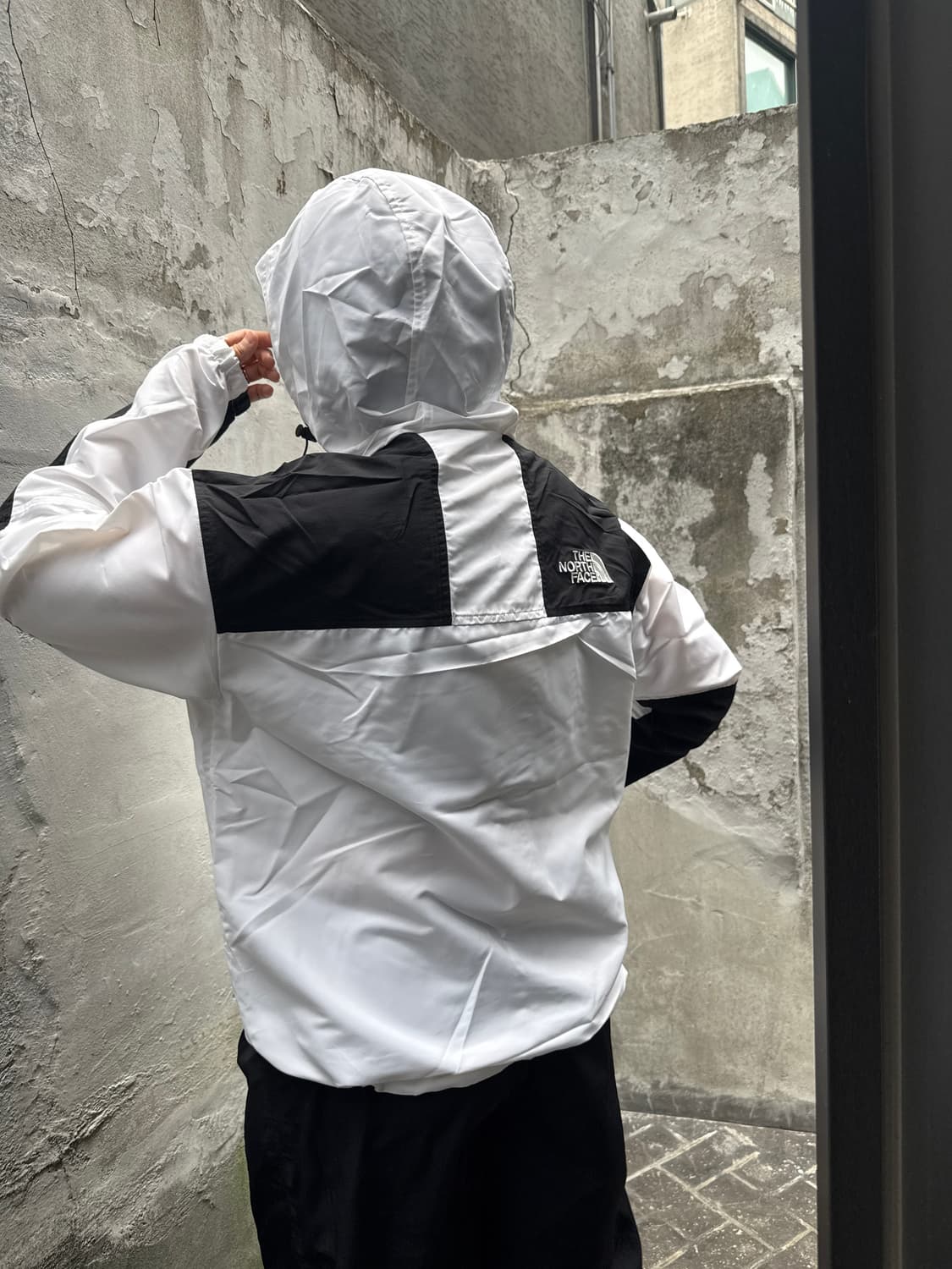 노스페이스 25ss 투톤 바람막이 화이트 상품이미지1
