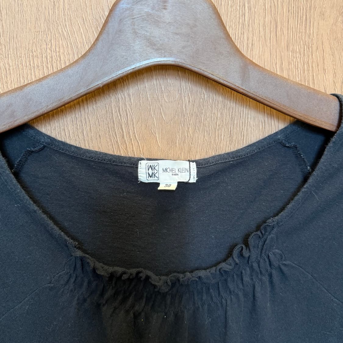 미셸 클라인 슬리브리스 티셔츠 셔링 넥라인 디테일 슬림핏 블랙 상품이미지5