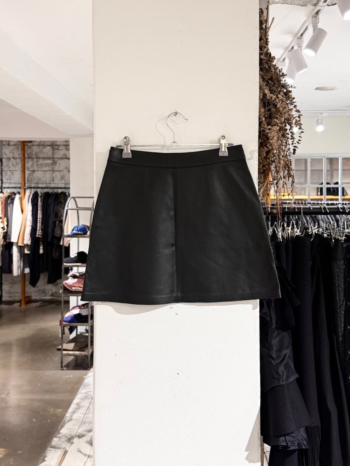 띠어리 블랙 램스킨 레더 미니 스커트 상품이미지4
