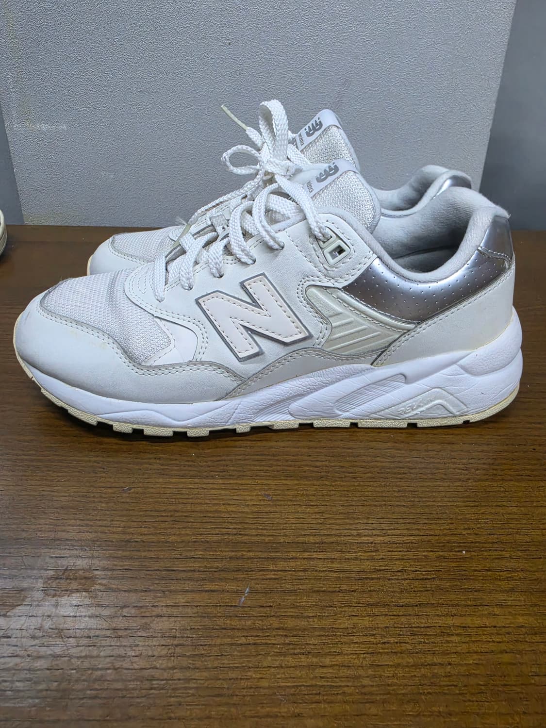 뉴발란스 580 올화이트 운동화 상품이미지4