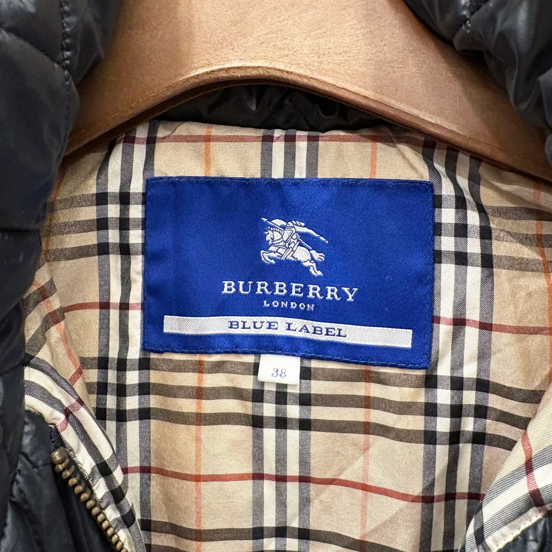 버버리 블루 라벨 퀄팅 패딩 탈부착 후드 골드 버클 벨트 디테일 블랙 상품이미지7