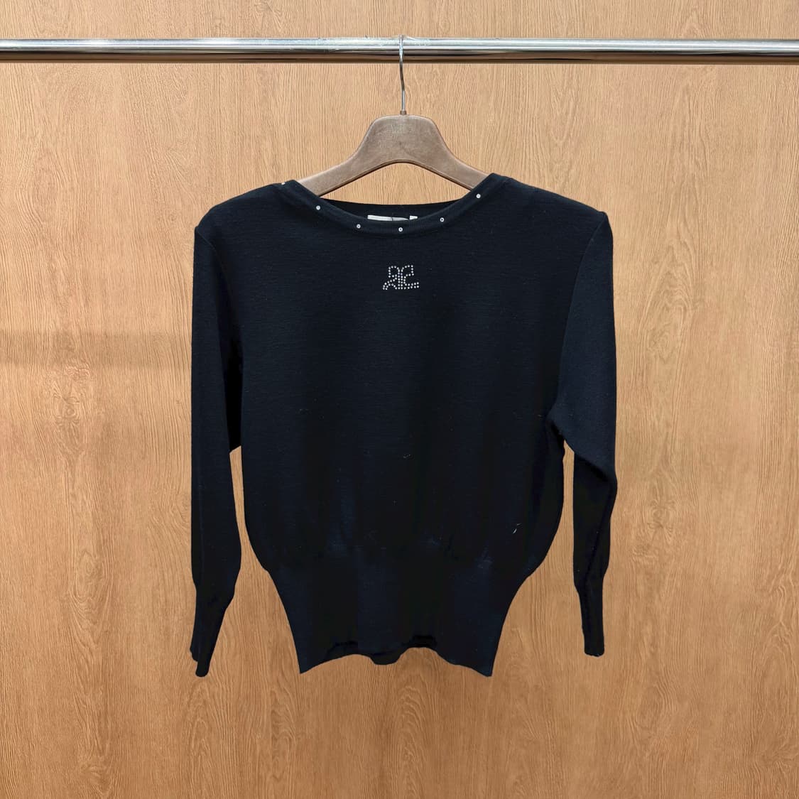 꾸레쥬 라운드넥 울 니트 큐빅 로고 장식 넥라인 디테일 루즈핏 블랙 상품이미지2