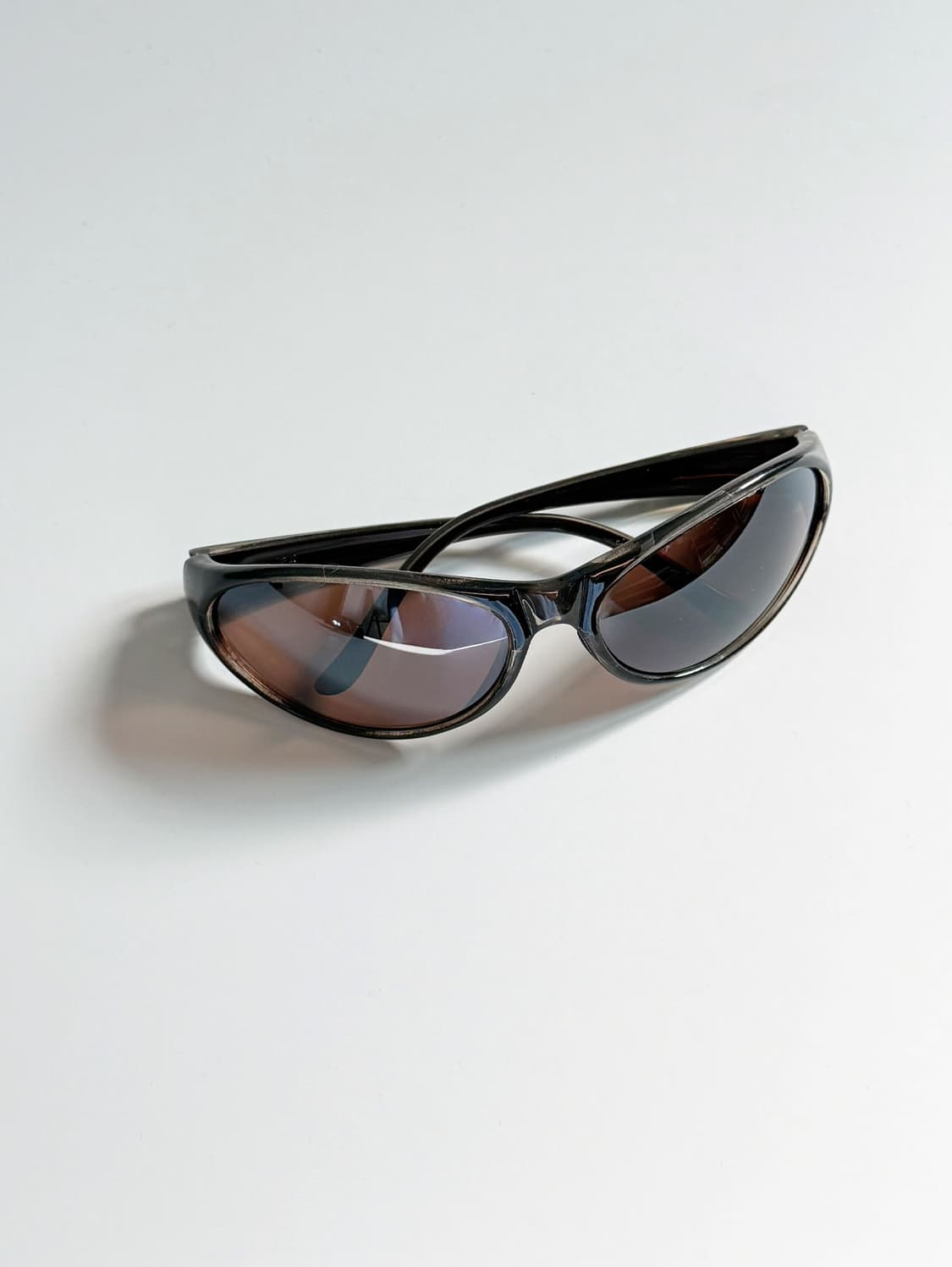 BLOC 랩어라운드 스포티 프레임 틴트 빈티지 선글라스 상품이미지1